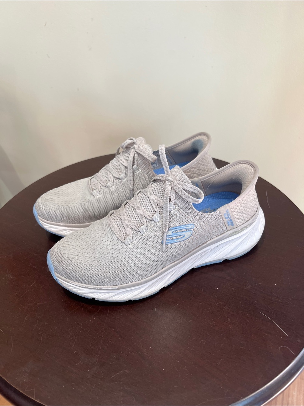 Skechers Women's Gray Slip-On 7 Sneakers fair condition
